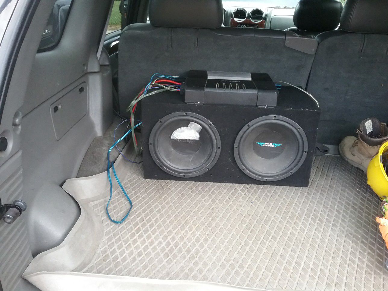 ⚠⚠2- 10" Subwoofer with enclosure box and 550 Watts amplifiers those speaker price are $200 at the store.