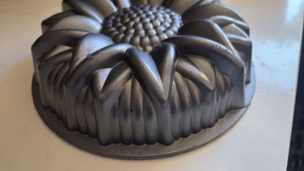 Sunflower cake pan non stick 10.5"x3"