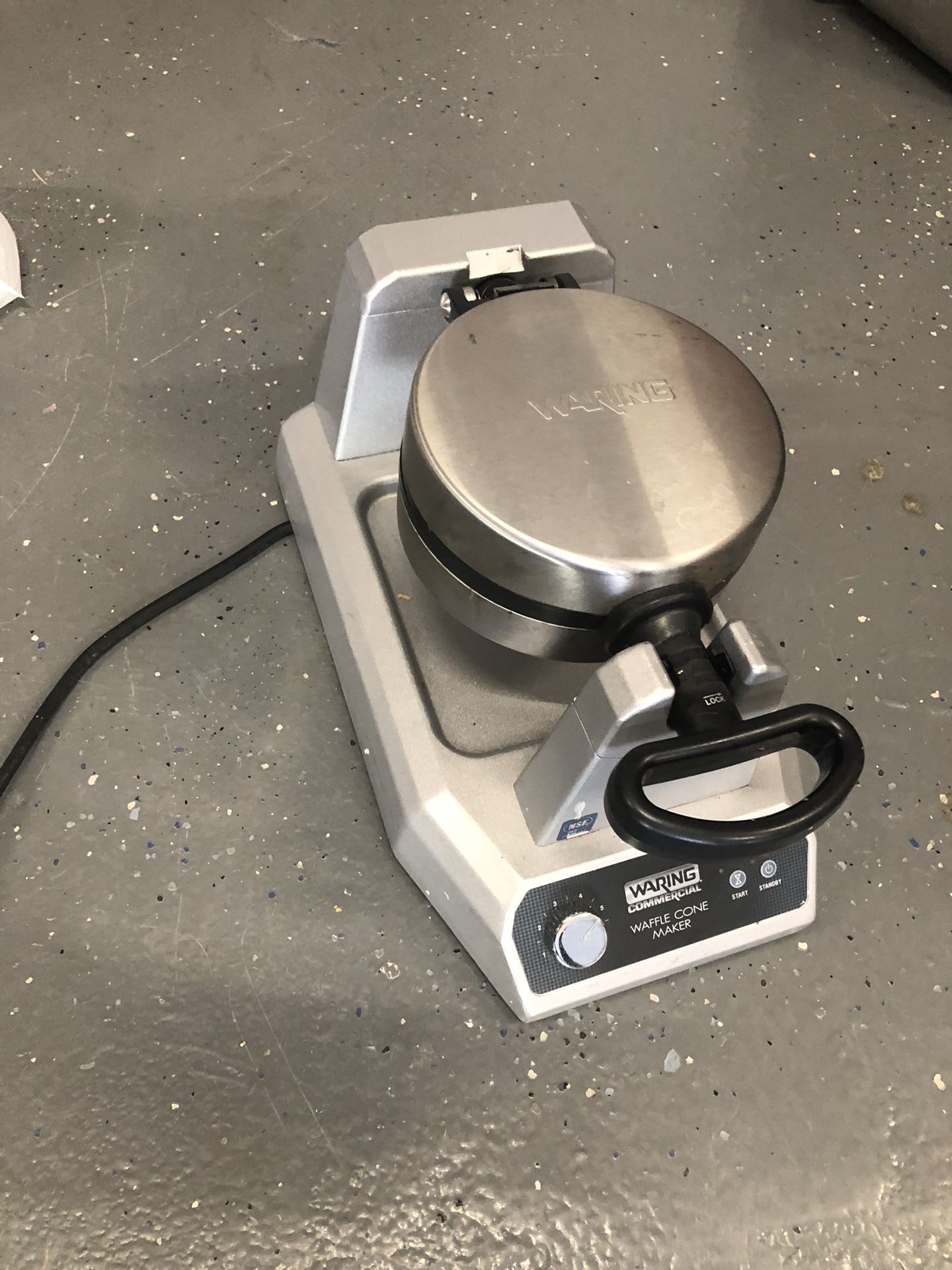 Eating waffle cone maker