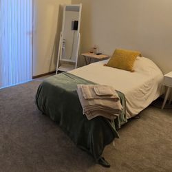 MASSAGING Memory Foam, Zero Gravity, Twin Bed With Frame!  Excellent Condition!  Delivery Possible!