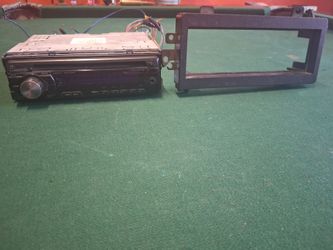 Single Din Kenwood Detachable Face Radio For Sale For $35 cash and it works great like new.
