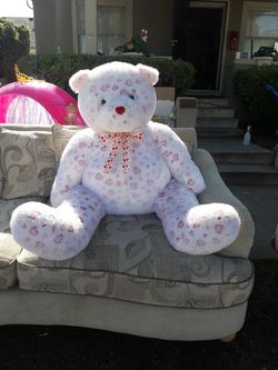 big nice bear, clean like new ,still have the tag, colectible.perfect for a valentine's gift.
