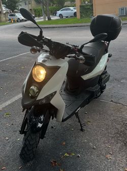 Lance Moped Scooter with Top Case