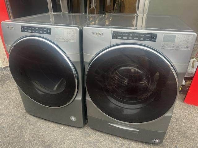 LIKE NEW !! WHIRLPOOL JUMBO STEAM FRONT LOAD WASHER AND GAS DRYER SET 