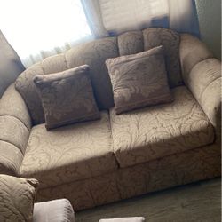AVAILABLE UNTIL REMOVED Couches/sillones 