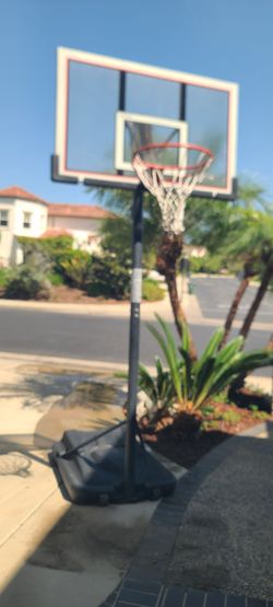 Una canasta de basquebol
