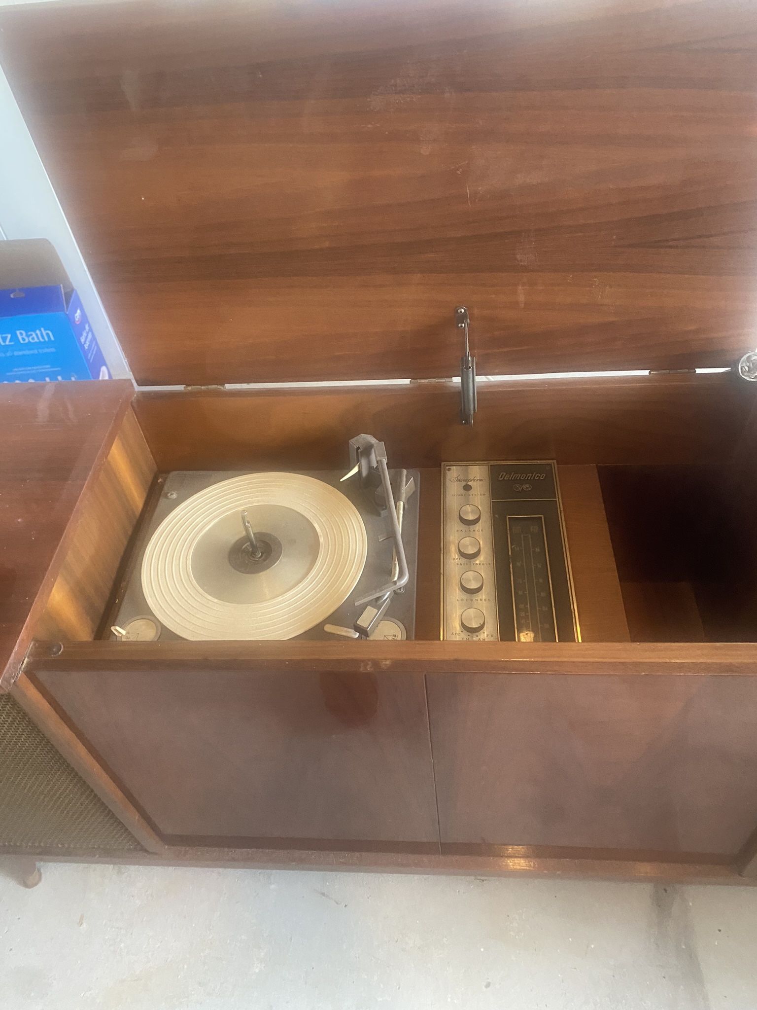 Vintage Console radio/turntable