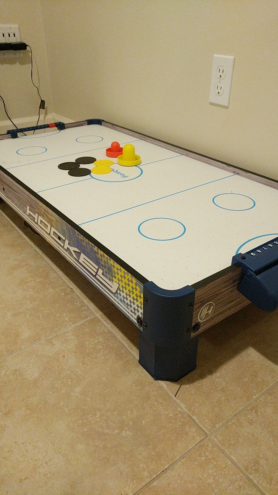 Mini air hockey table