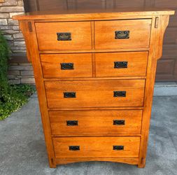 Gorgeous 5-drawer chest / tall dresser
