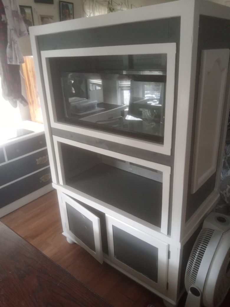 Fish Tank Stand Holds 2 . 40 Gallon Tanks.