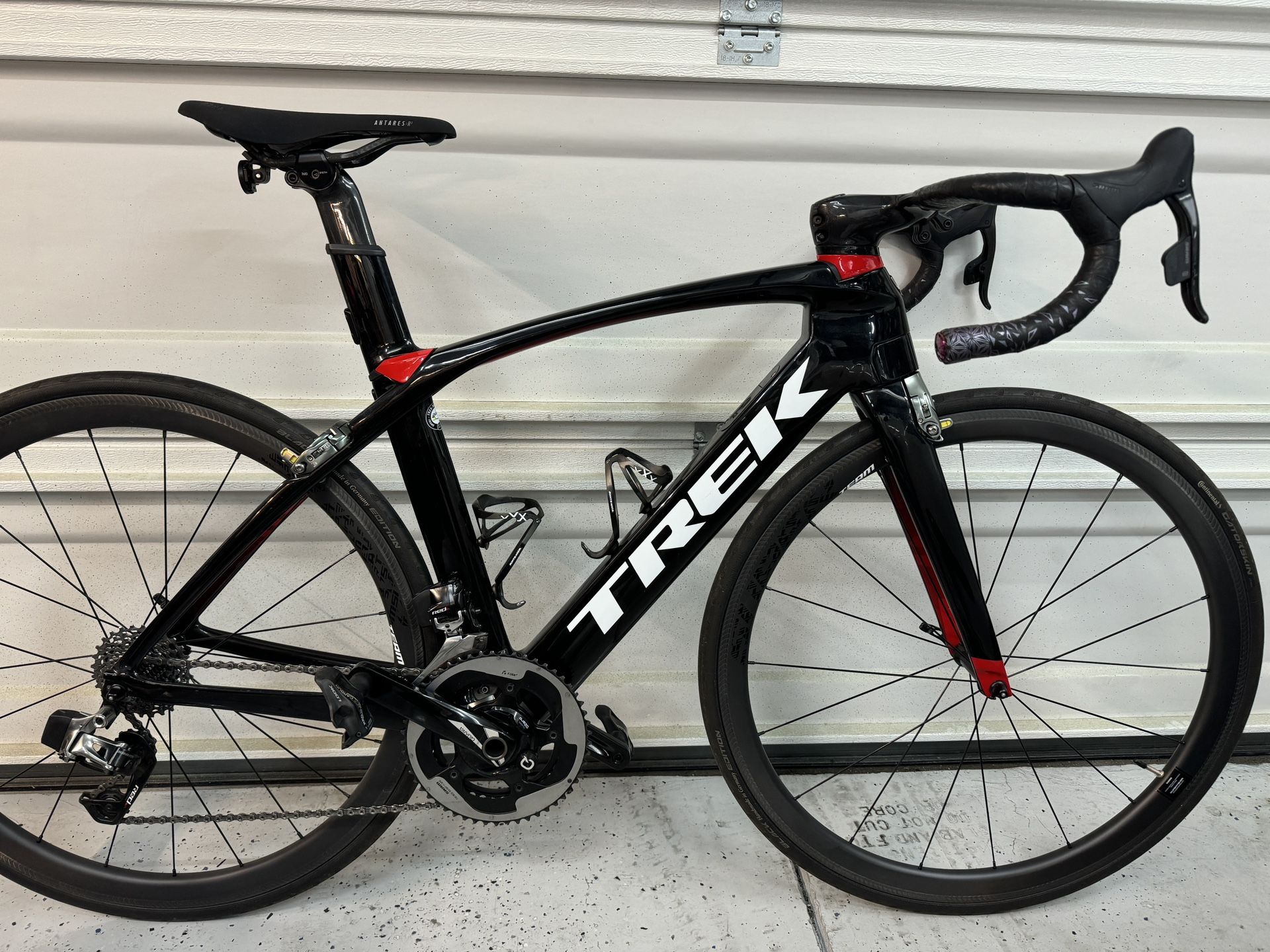 **For Sale: 2018 Trek Madone 9.9 Size 52 – High-Performance Road Bike!**