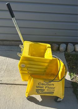 Rubbermaid commercial mop bucket with wringer