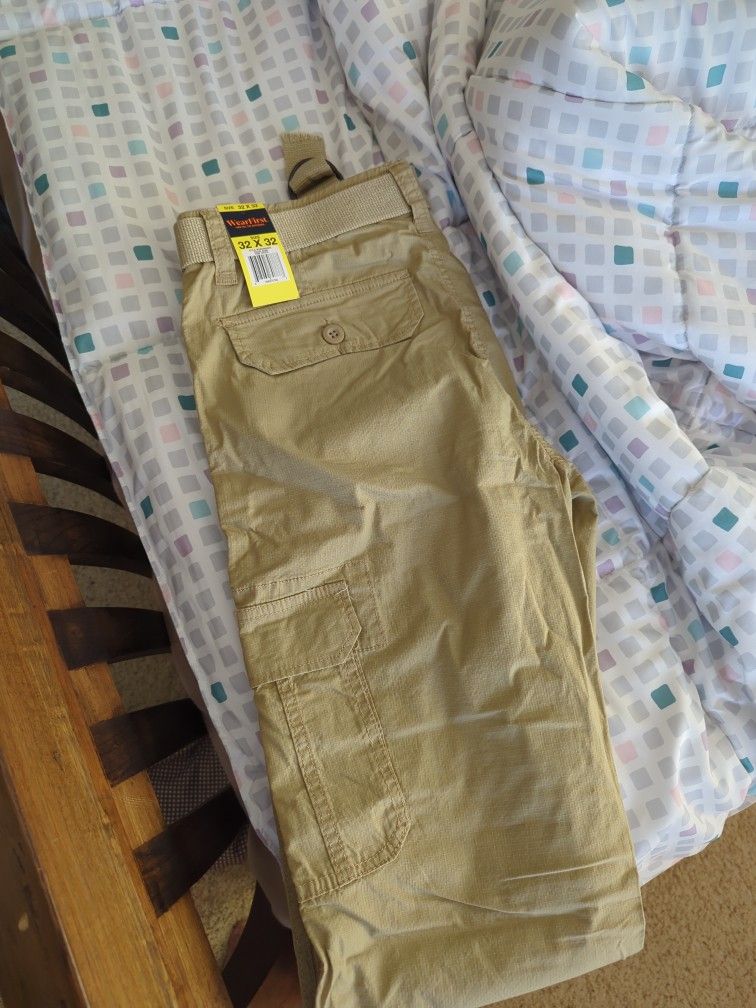 32 X 32 Cargo pants Hiking Outdoor Brand New. Lot Of Pockets Belt