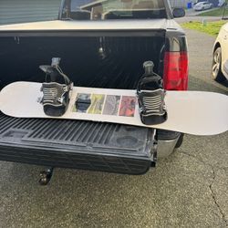 DC SNOWBOARD WITH FLOW BINDINGS 