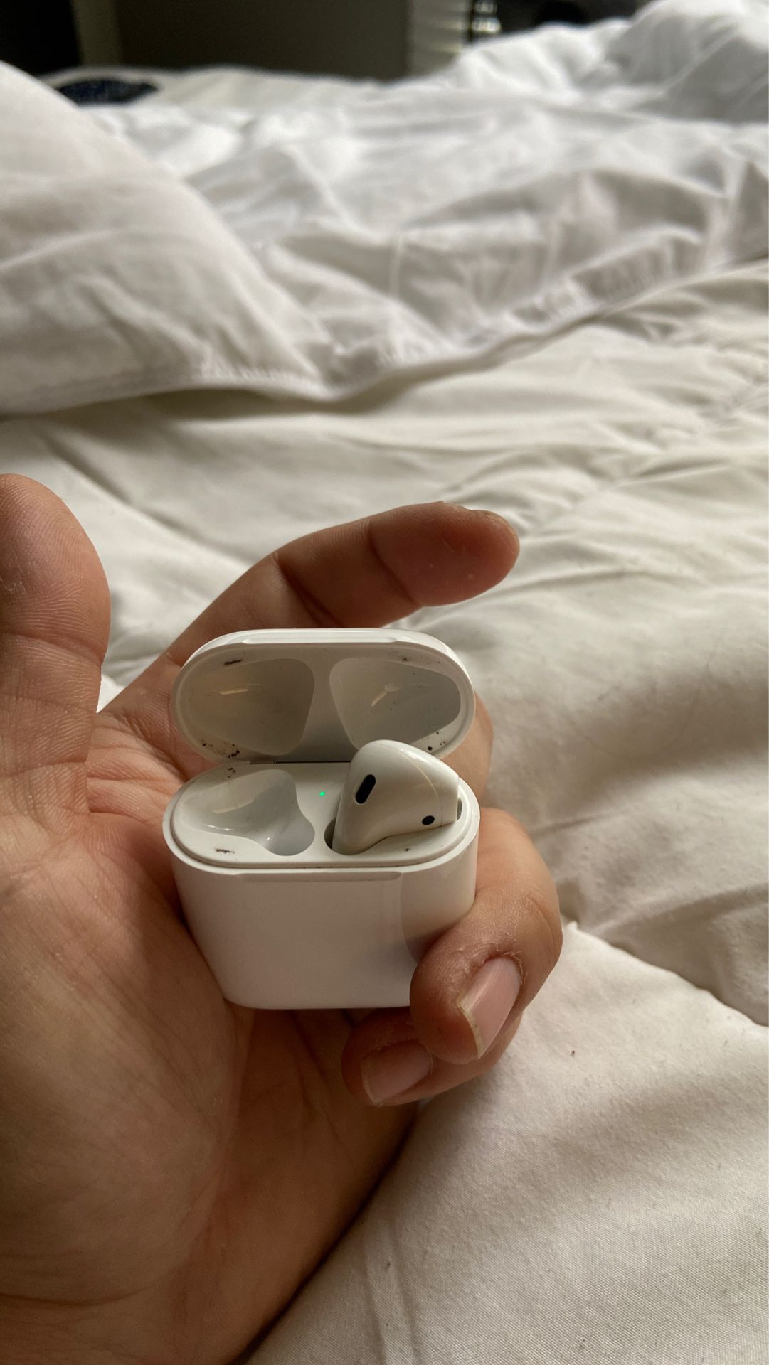 Authentic Apple AirPod w/ Right ear ONLY