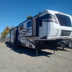 2021.   40.5ft  Nitro Toy Hauler By Forest River 