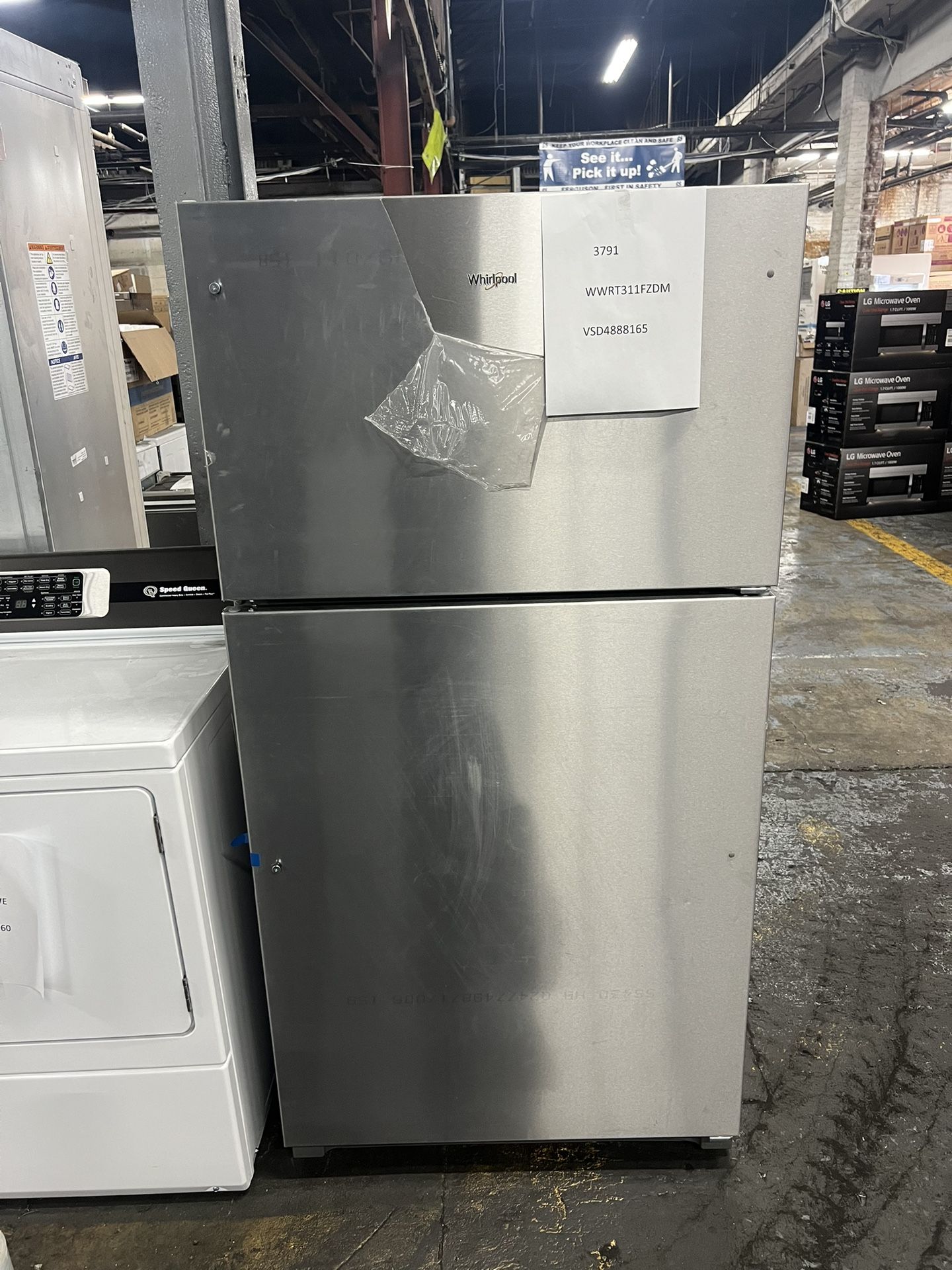 33 Inch Wide Whirlpool (20.5 cu. ft) Top Freezer Refrigerator (NEW Floor Model) (1 YR WARRANTY)