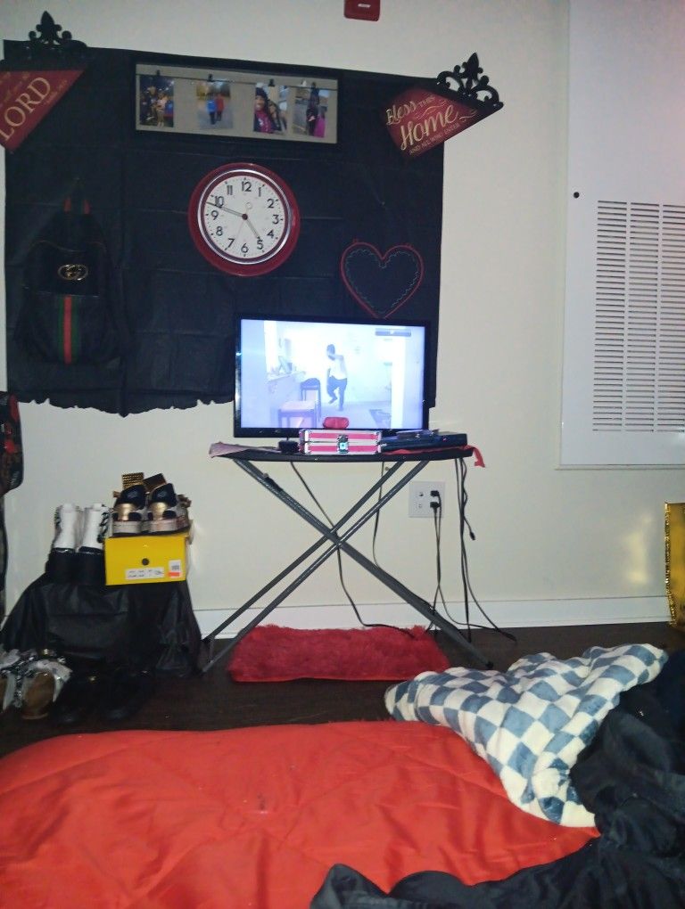 24 Inch Flat Screen TV 