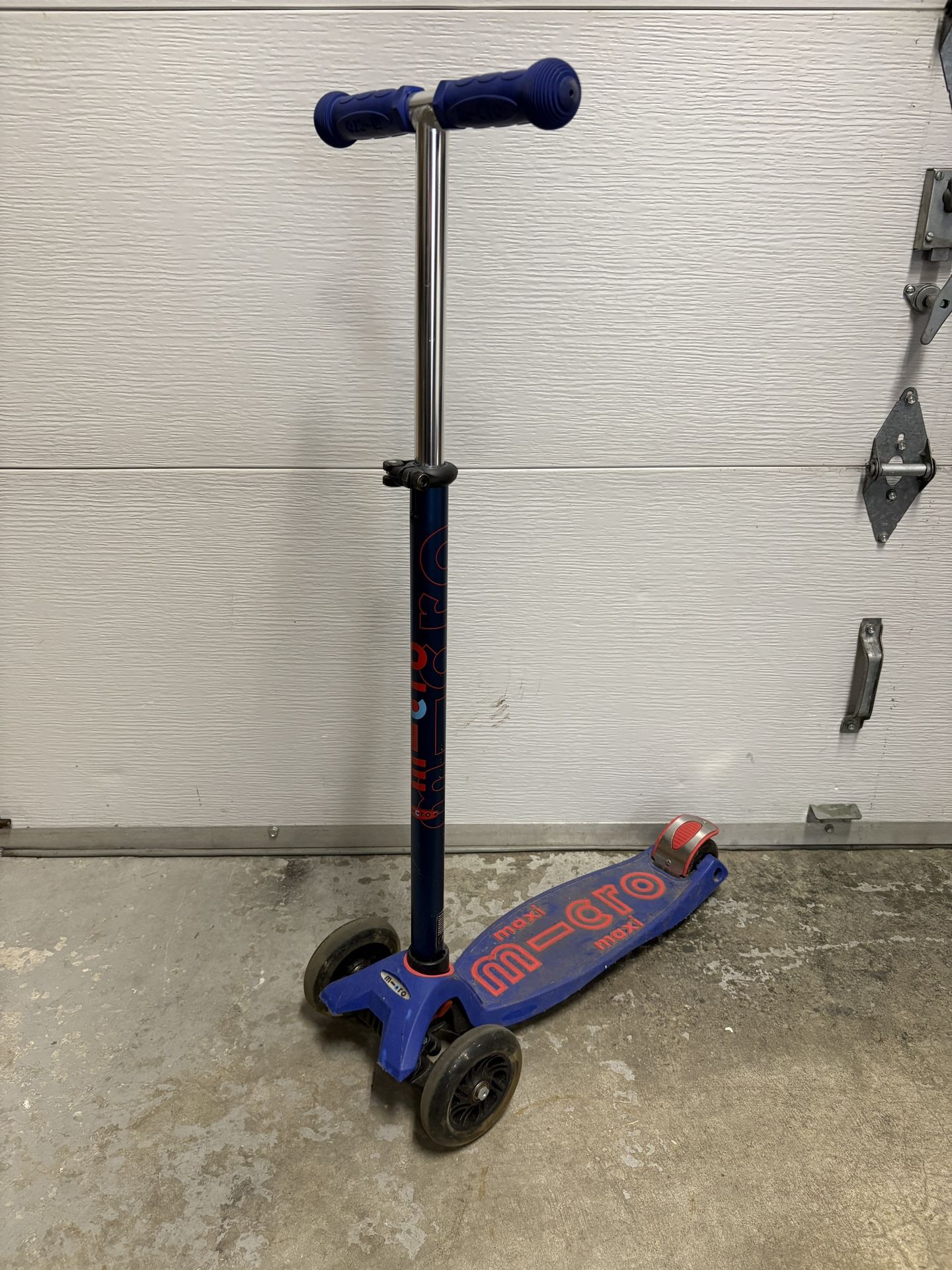 Deluxe Maxi Scooter With Light Up Wheels