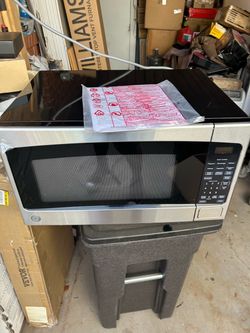 New GE 2.0 cu. ft. 1200-Watt Countertop Microwave