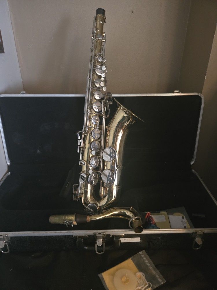 2 Beautiful Saxophones