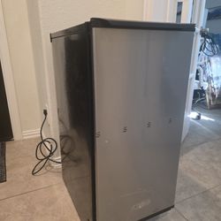Whirlpool 15" 50lb Ice Maker