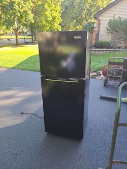 Magic Chef Black Top-Freezer Refrigerator