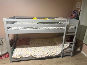 Twin bunk beds