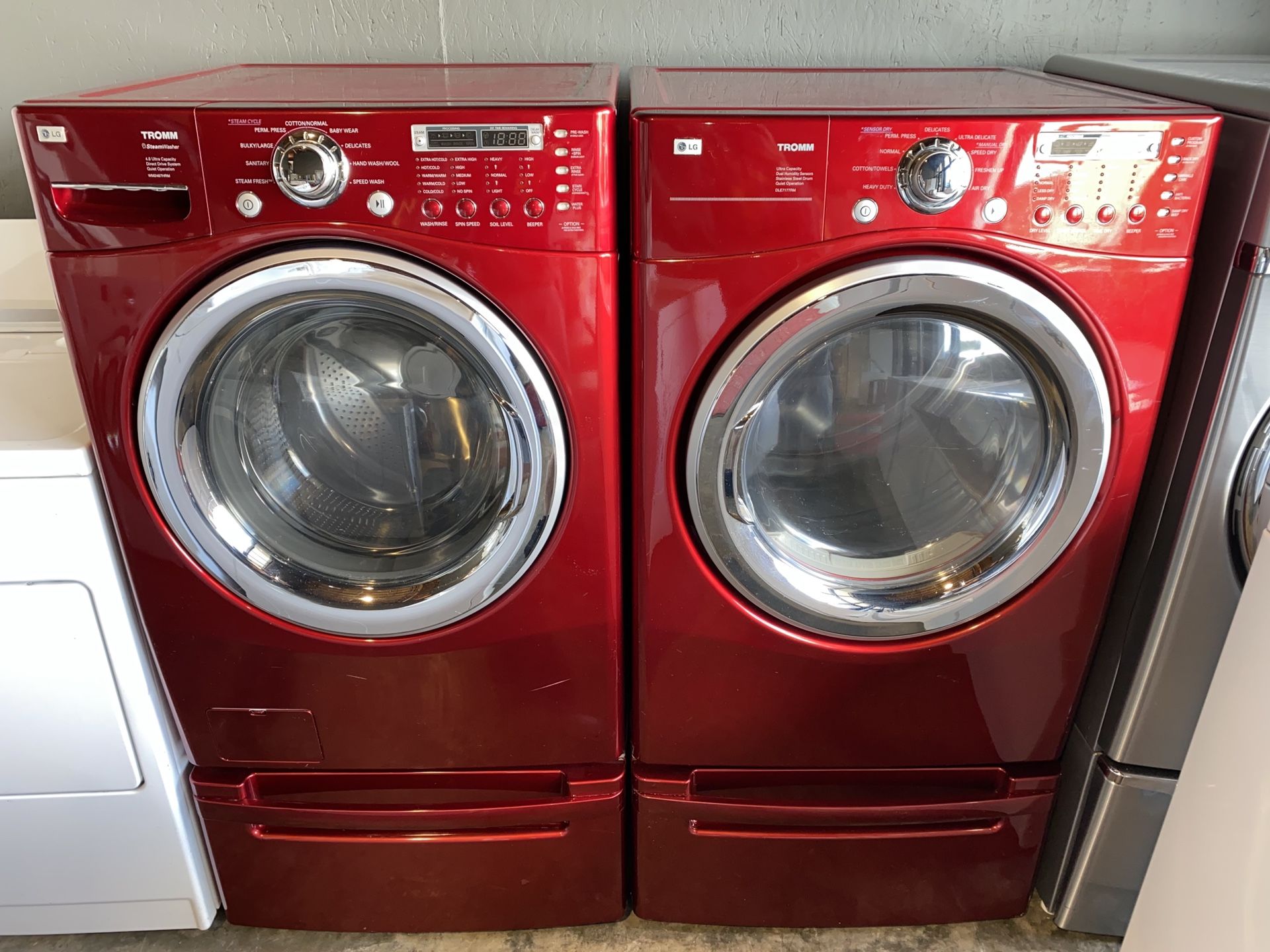 RED LG LARGE CAPACITY WASHER DRYER ELECTRIC 90 DAYS WARRANTY