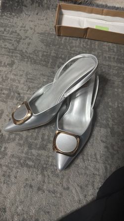 Bellos zapatos talla 6 y medio están nuevos y vienen con su bolsa cubre polvo
