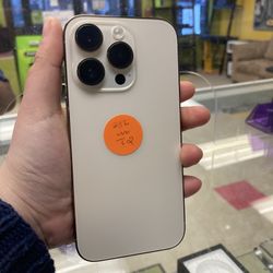 Factory Unlocked Iphone 14 pro 128 gb comes with store warranty 