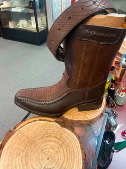 Sets de botas de piel con cinturón