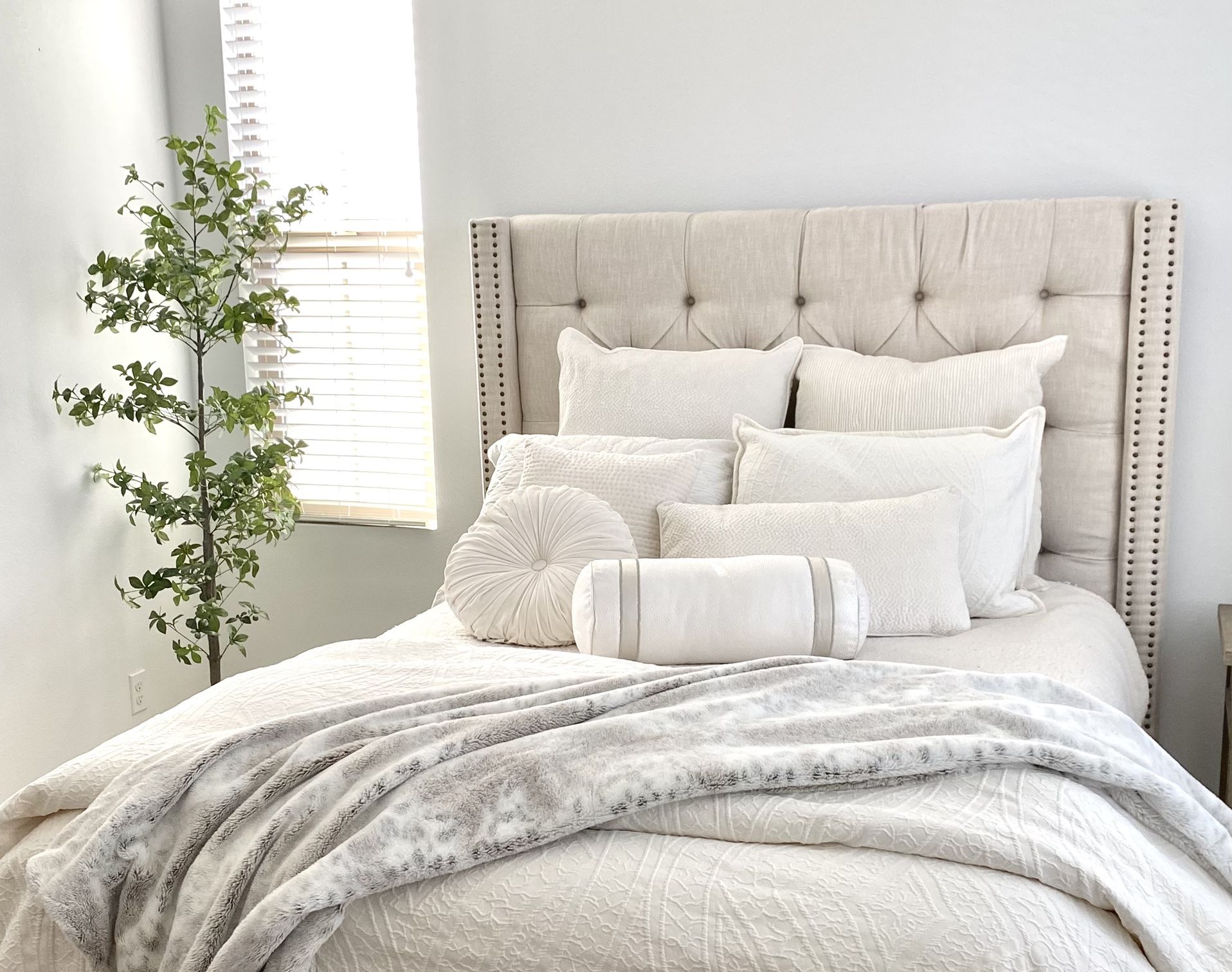 Pottery Barn Harper Tufted Upholstered Queen Bed – Like New!