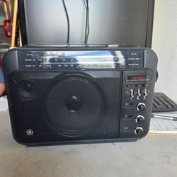 GE Superadio III Model 7-2887 long-range portable AM/FM radio