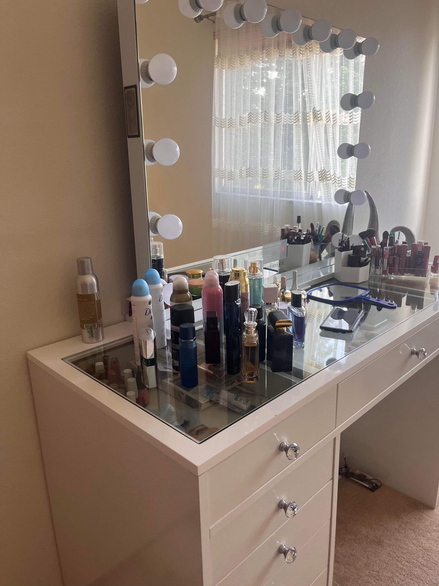 Very New White Glossy Makeup Desk With Bluetooth And Lights Also With 39 Drawers