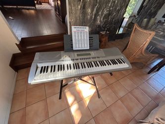 Casio WK-200 piano keyboard