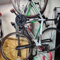 Genesis 700c Saber Men's Aluminum Road Bike, Large, White