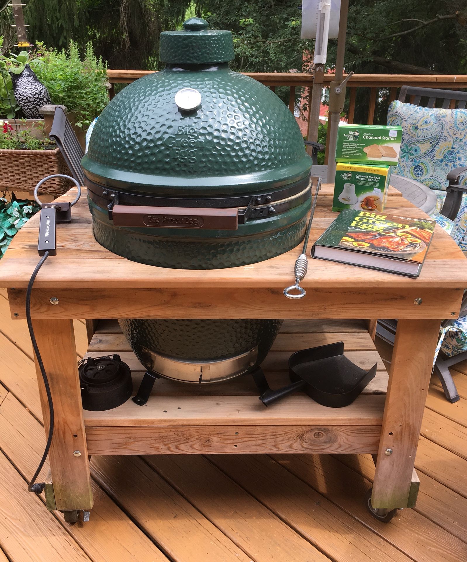 LARGE BIG GREEN EGG SMOKER GRILL WITH CUSTOM WOOD CART/ TABLE