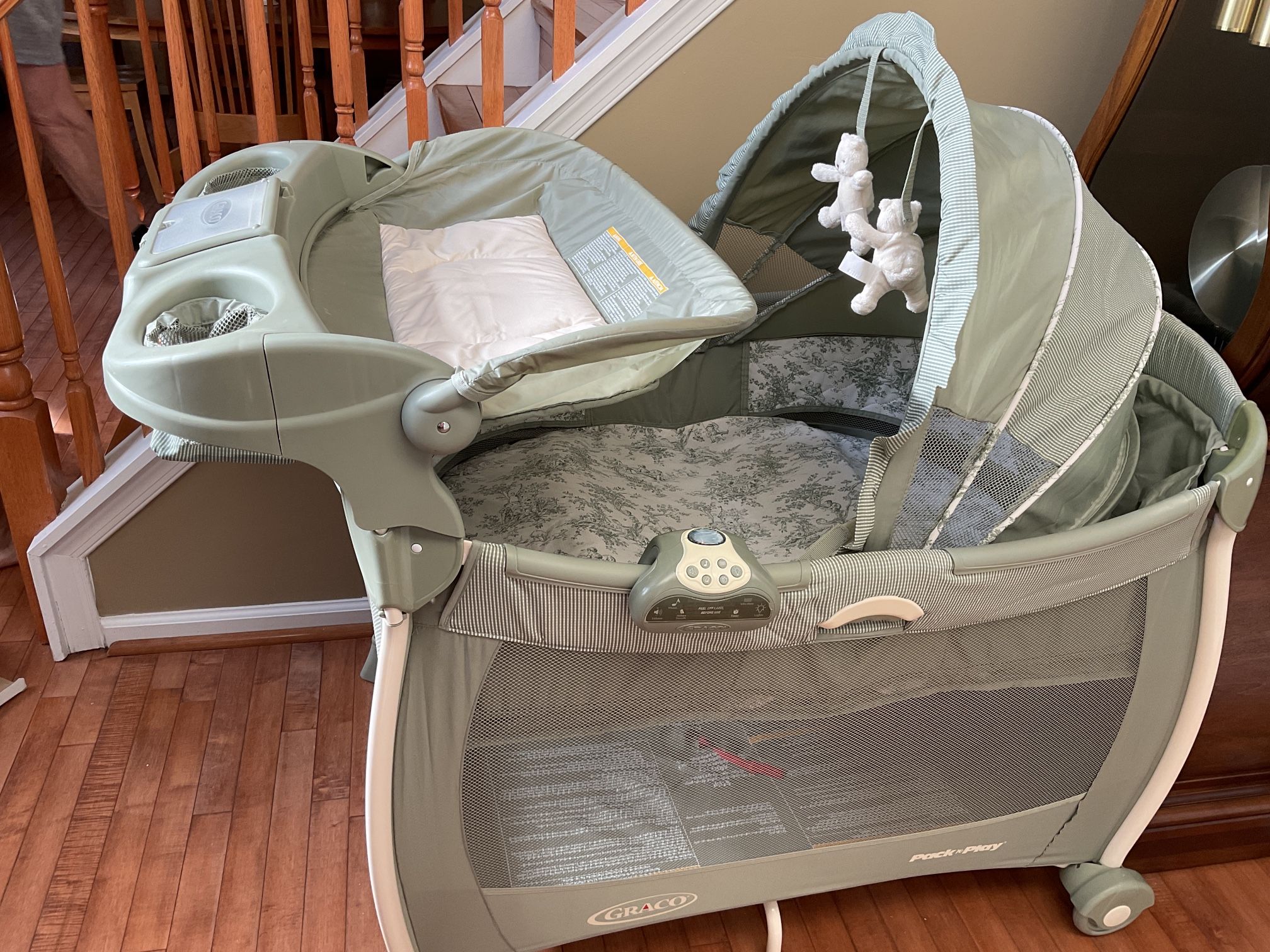 Graco Pack ‘n Play With Bassinet And Changing Table