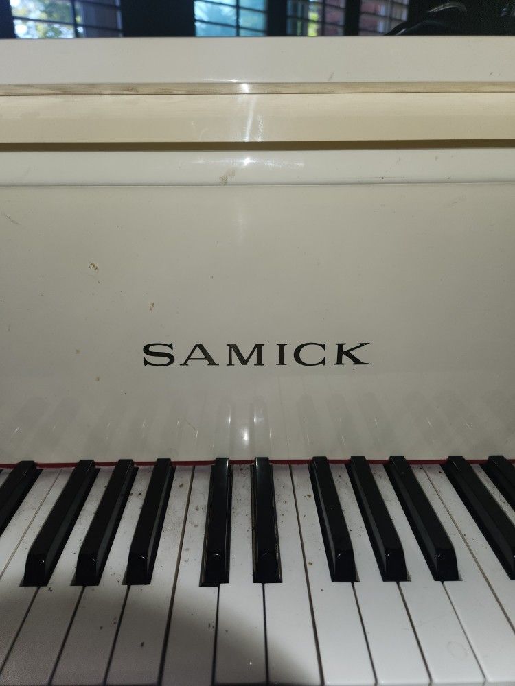 Baby gran piano