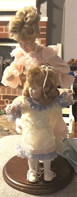 Mother and daughter porcelain doll ￼set