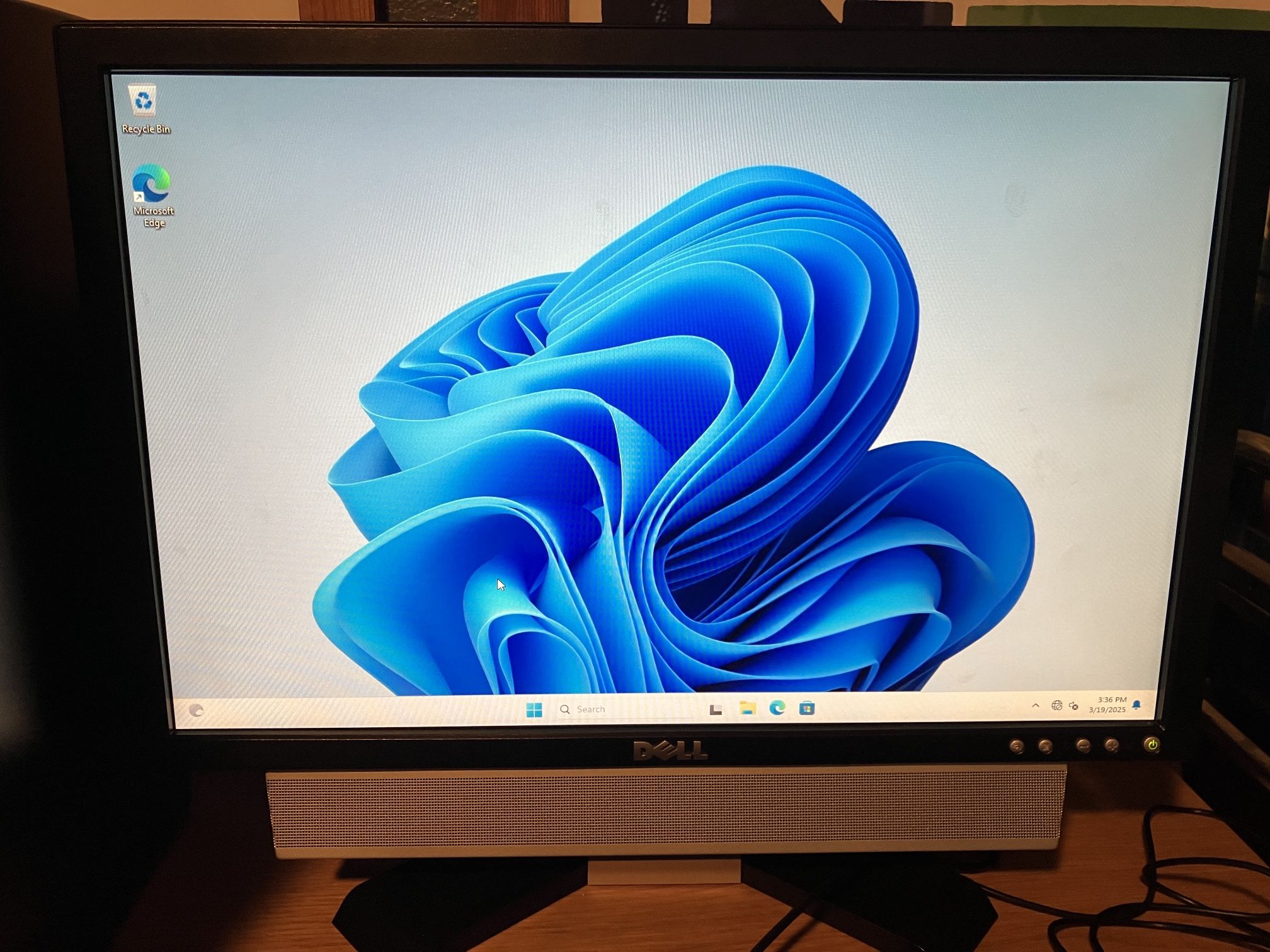 19” Dell VGA/DVI Monitor With Speaker Bar. Yes, It’s Available.