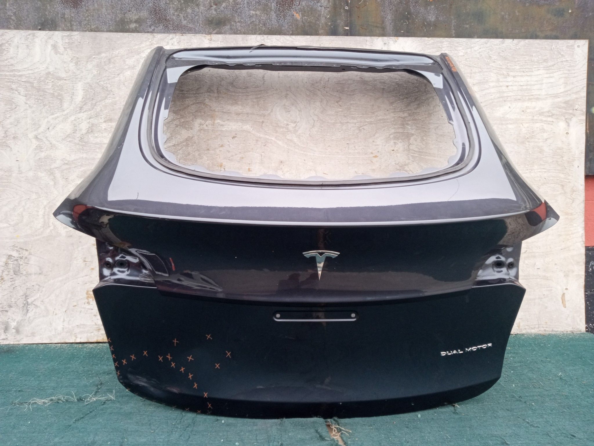 TESLA MODEL Y TAILGATE 2022
