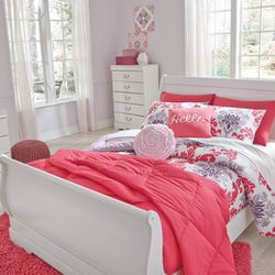 New Ashley Furniture 7 Pc Bedroom Set