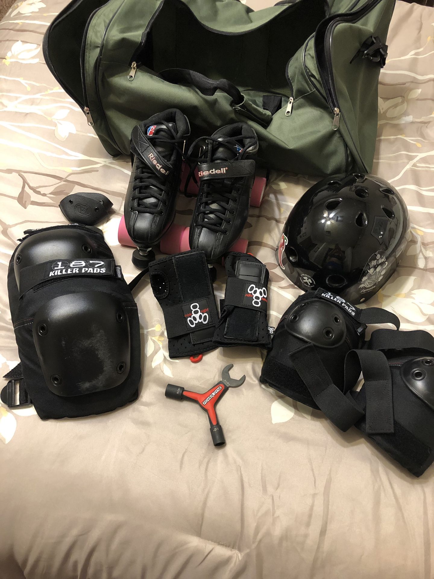 Roller Derby Skates with Pads, Helmet and Gear Bag