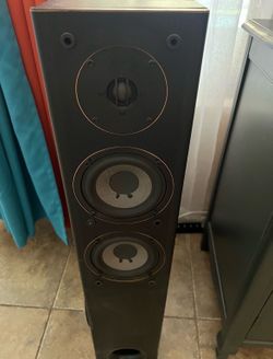 Pair of Yamaha tower speakers with subwoofers