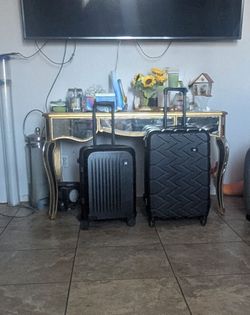 Maletas una chica y una mediana en Mesa Main St & Gilbert rd $60