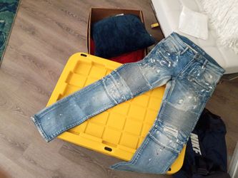 Crisp denim from buckle size 32