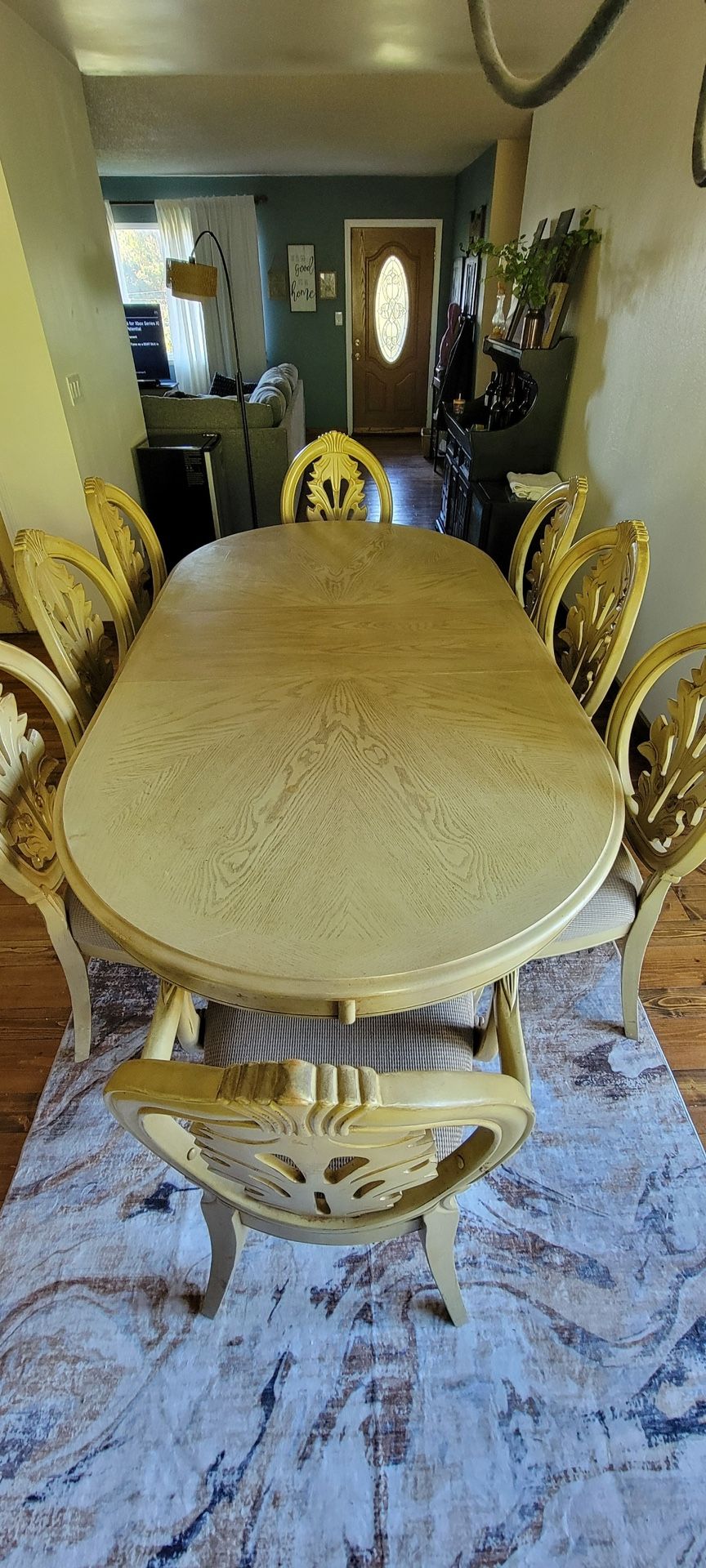 Dining Room Table / 8 Chairs 