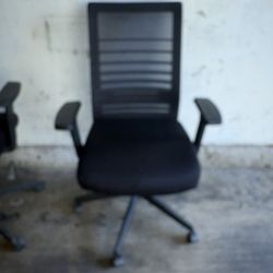 Ergonomic Mesh Office Chair with Lumbar Support – Black Swivel – Preowned 